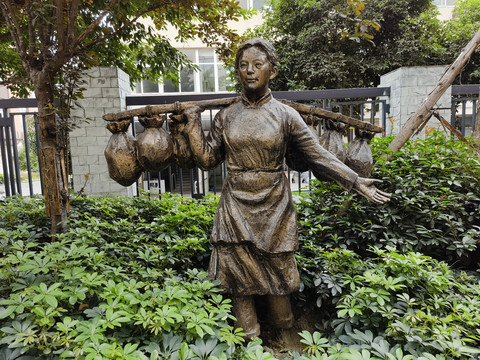 1688777404119971.jpg 院子人物女挑擔子.jpg